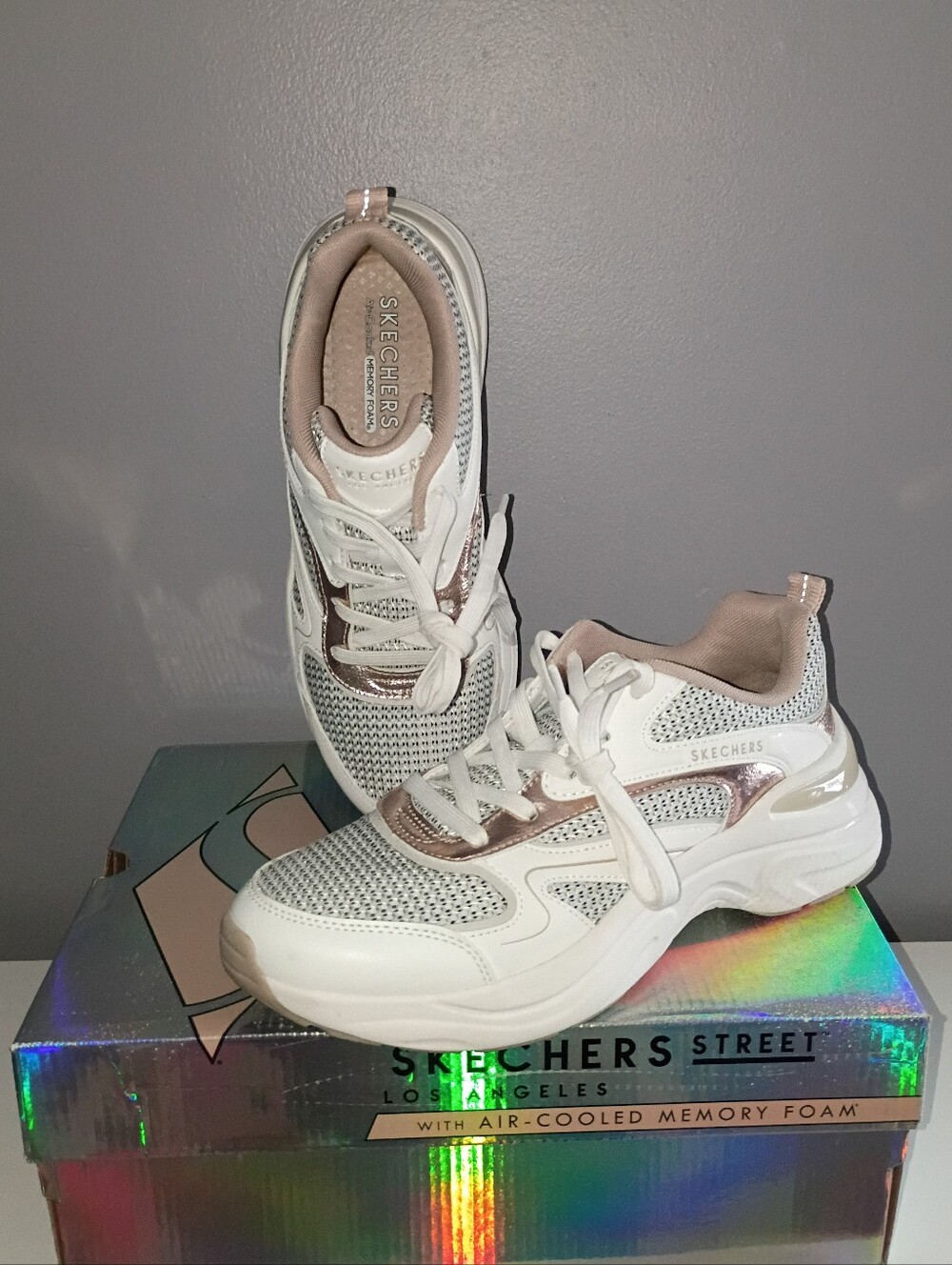 9.5 SKECHERS Air Cooled Memory Foam 177566 Mostly White